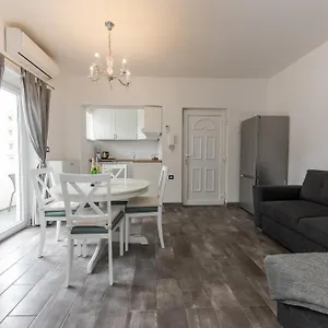 https://house-niko-with-4-apartments-and-free-parking-on-site.splithotels.org