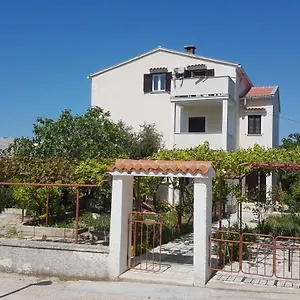https://apartmani-tatjana-pag-island.hotelinzadar.com